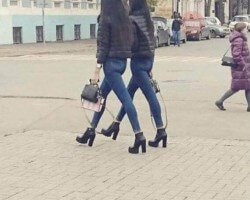Siostry ksero lub efekt wydruku w 3D(chociaż 3D nie odpowiada liczbie postaci na tym zdjęciu)...